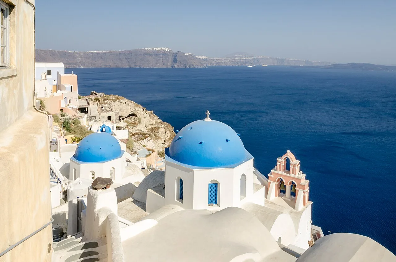 Mái vòm xanh ở làng Oia, đảo Santorini, Hy Lạp
