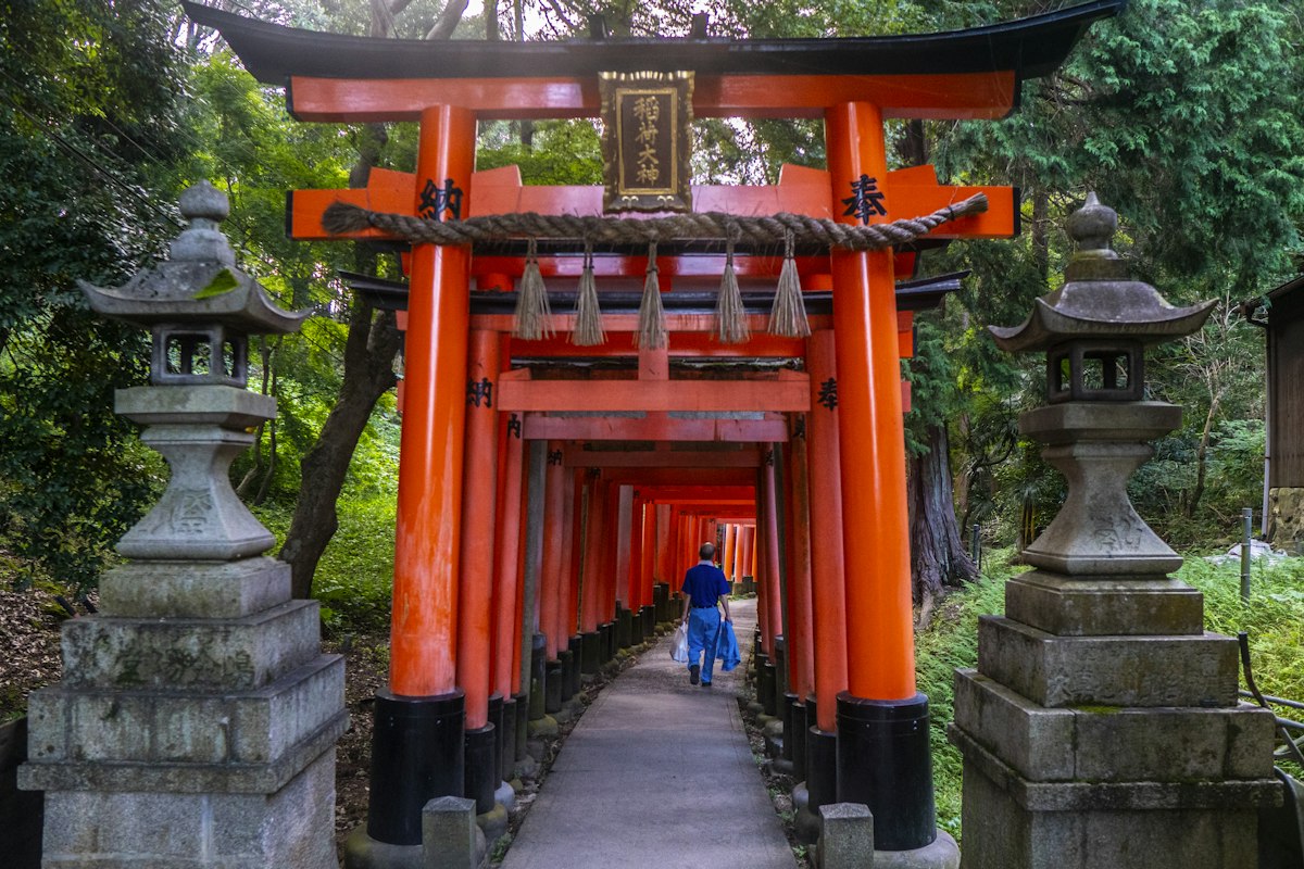 Cổng torii sơn đỏ và đen tại đền Fushimi Inari