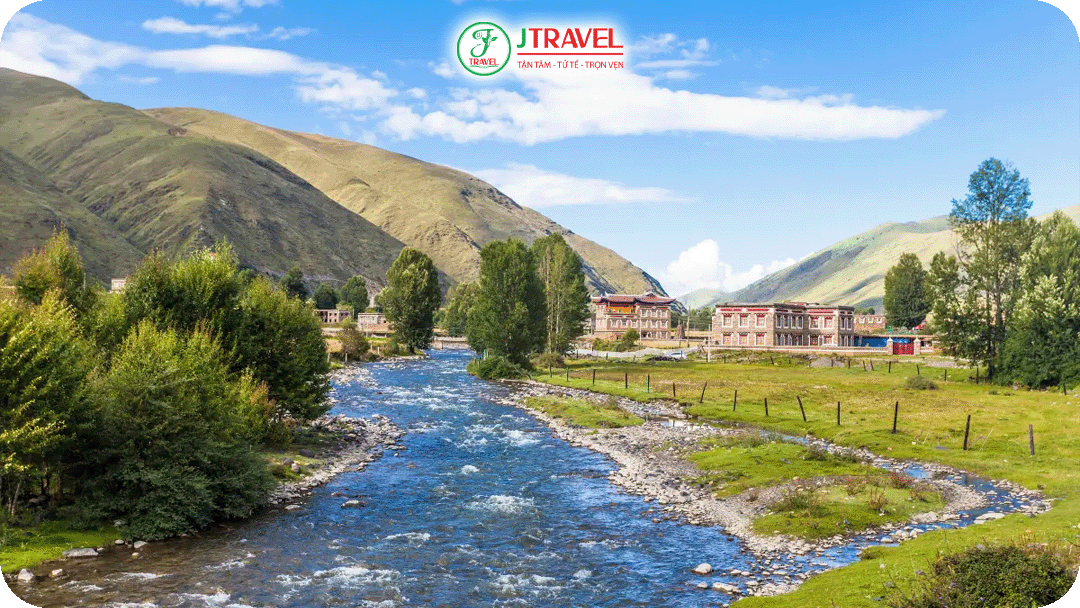 Mùa xuân Tân Đô Kiều - một màu xanh bao phủ và hoa