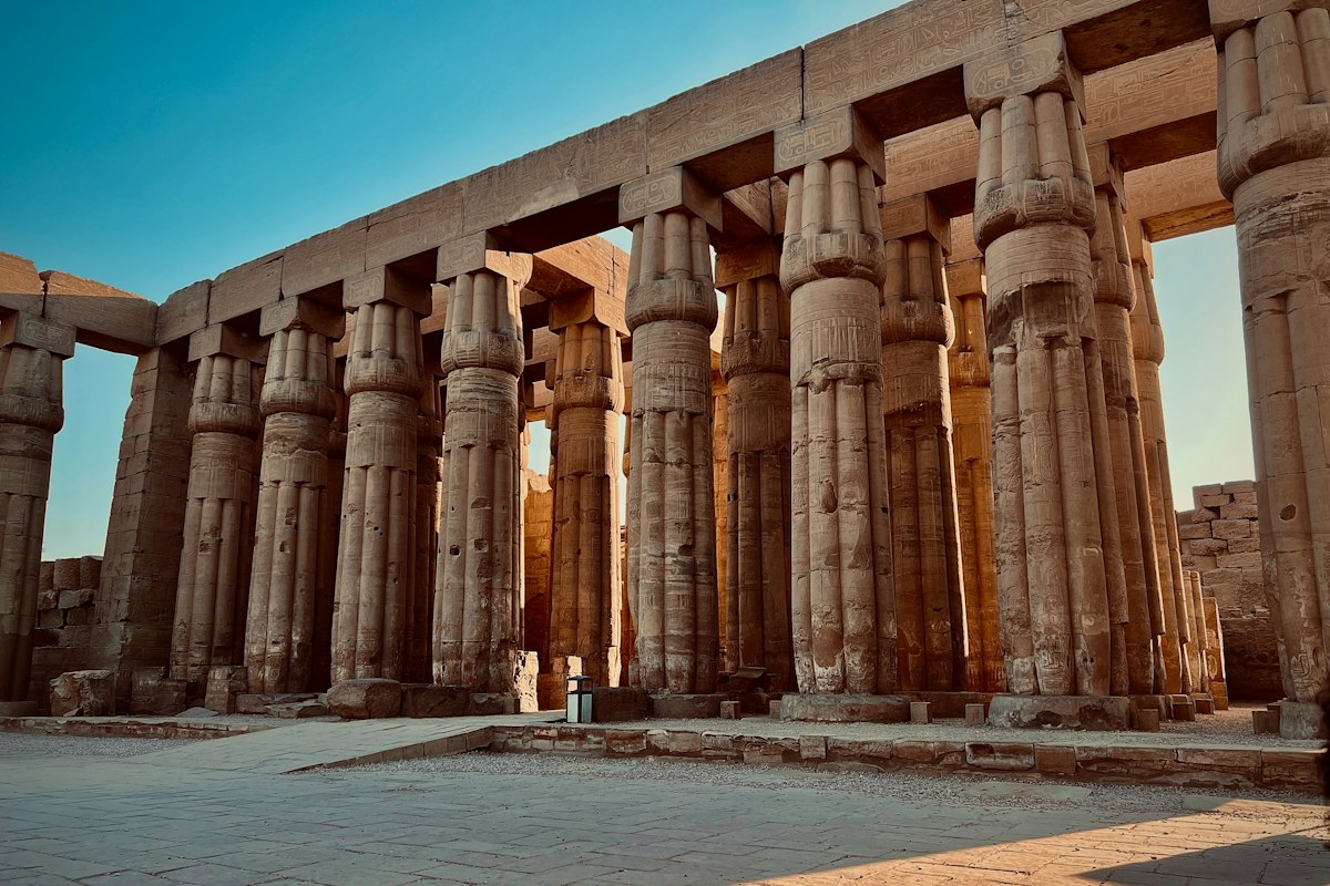 Hàng cột trong sân đền Luxor
